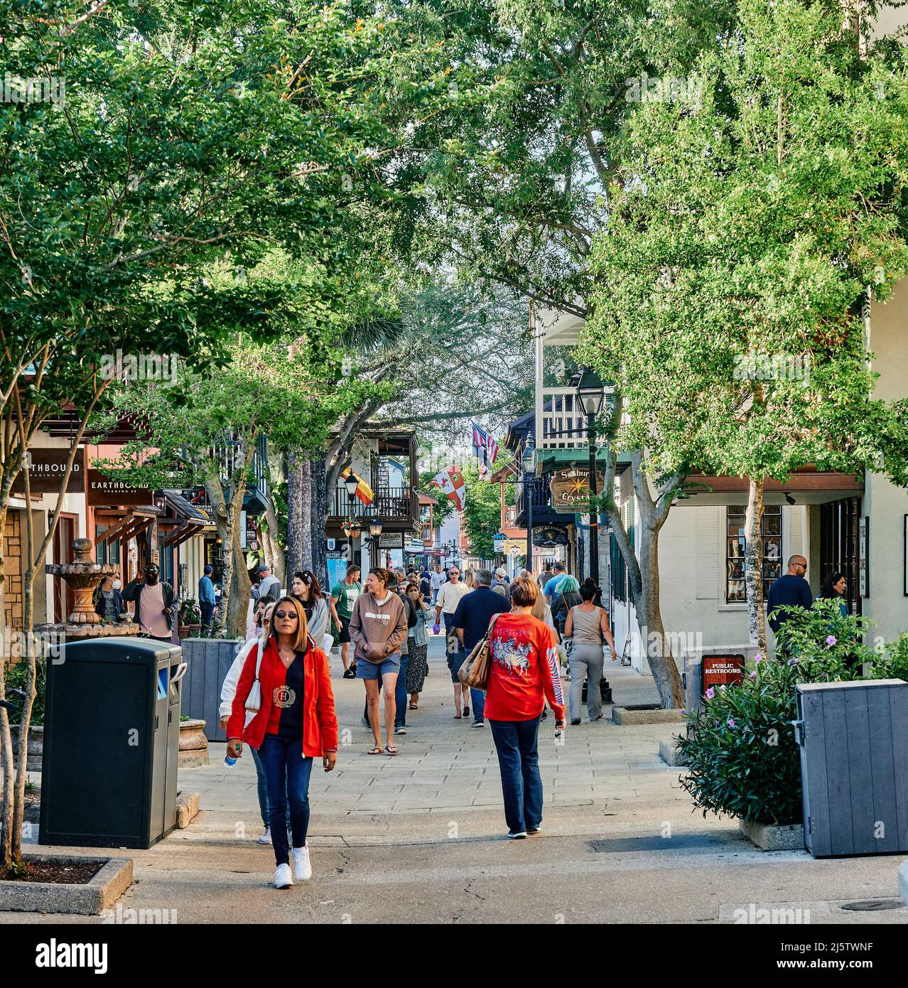 Touristen oder Leute gehen oder gehen entlang der historischen St George Street in der Altstadt von Saint Augustine, Florida, USA. Stockfoto