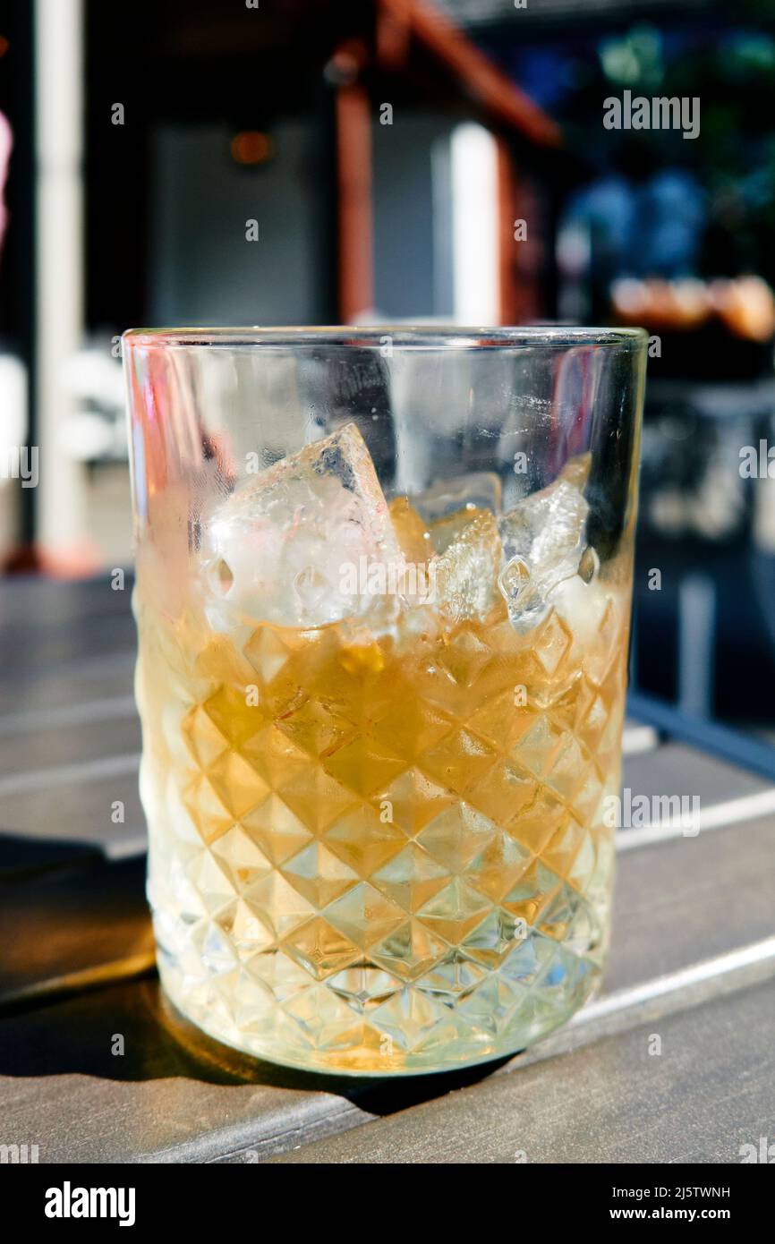 Double Bourbon auf den Felsen oder auf Eis trinken Sie auf einem Tisch im Freien in einem Restaurant in Saint Augustine, Florida, USA. Stockfoto