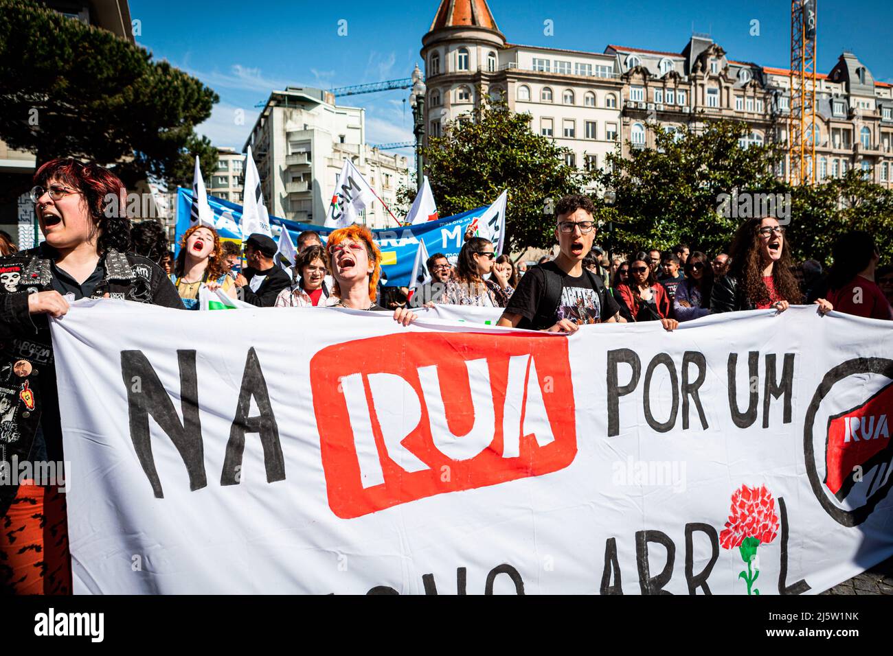 Porto, Portugal. 25. April 2022. Antifaschisten halten während der Parade Transparente und rufen. Die Parade vom 25.. April feiert die Nelkenrevolution, die 1974 stattfand. In Porto organisierten zivile Bewegungen eine Parade, die vor der inzwischen ausgestorbenen PIDE (politische Polizei) begann und direkt im Herzen der Stadt in der Avenida dos Aliados (Allies Avenue) endete. Kredit: SOPA Images Limited/Alamy Live Nachrichten Stockfoto