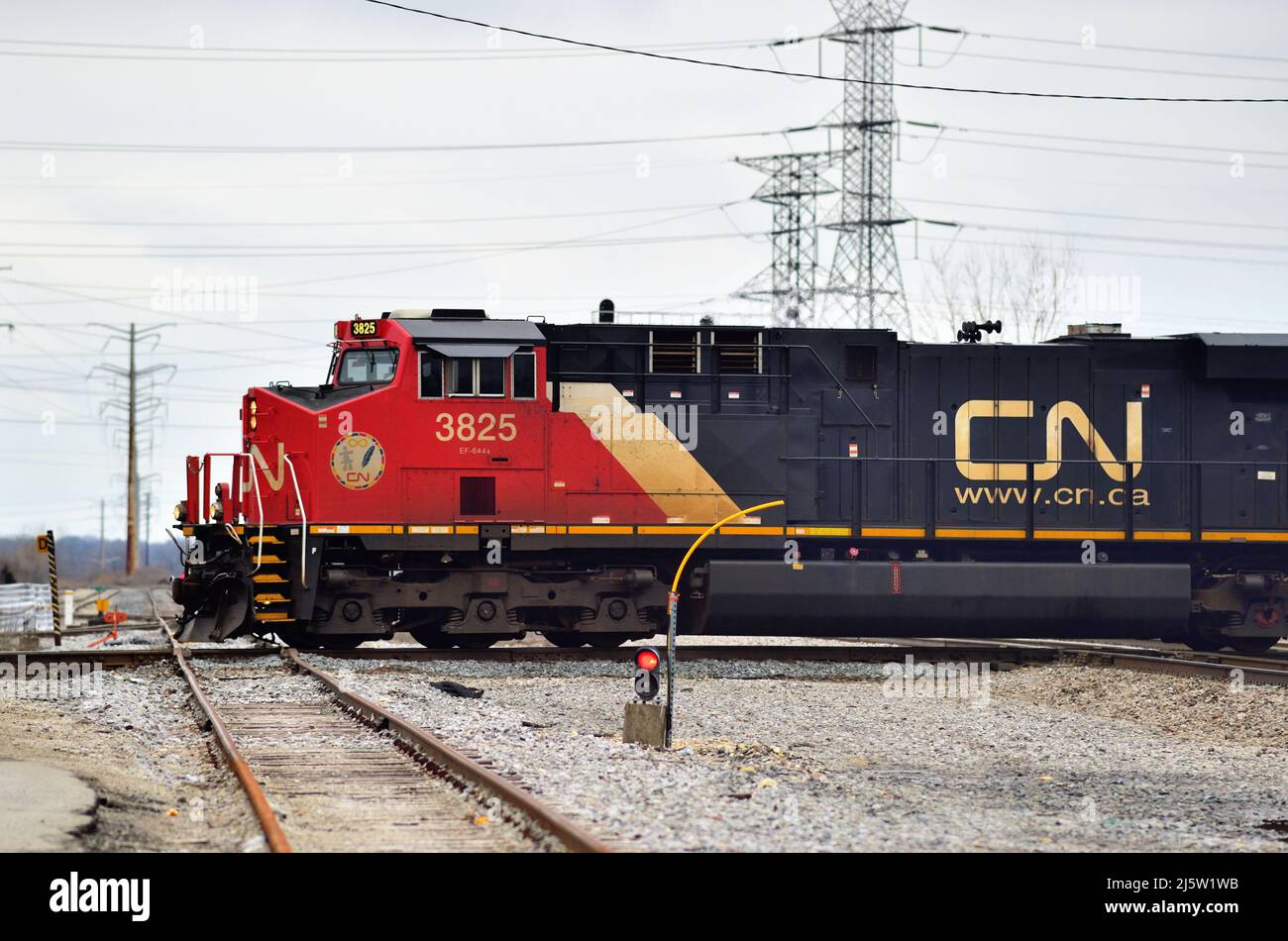 Elgin, Illinois, USA. Eine Lokomotive der Canadian National Railway führt einen Güterzug durch Spaulding Junction. Stockfoto