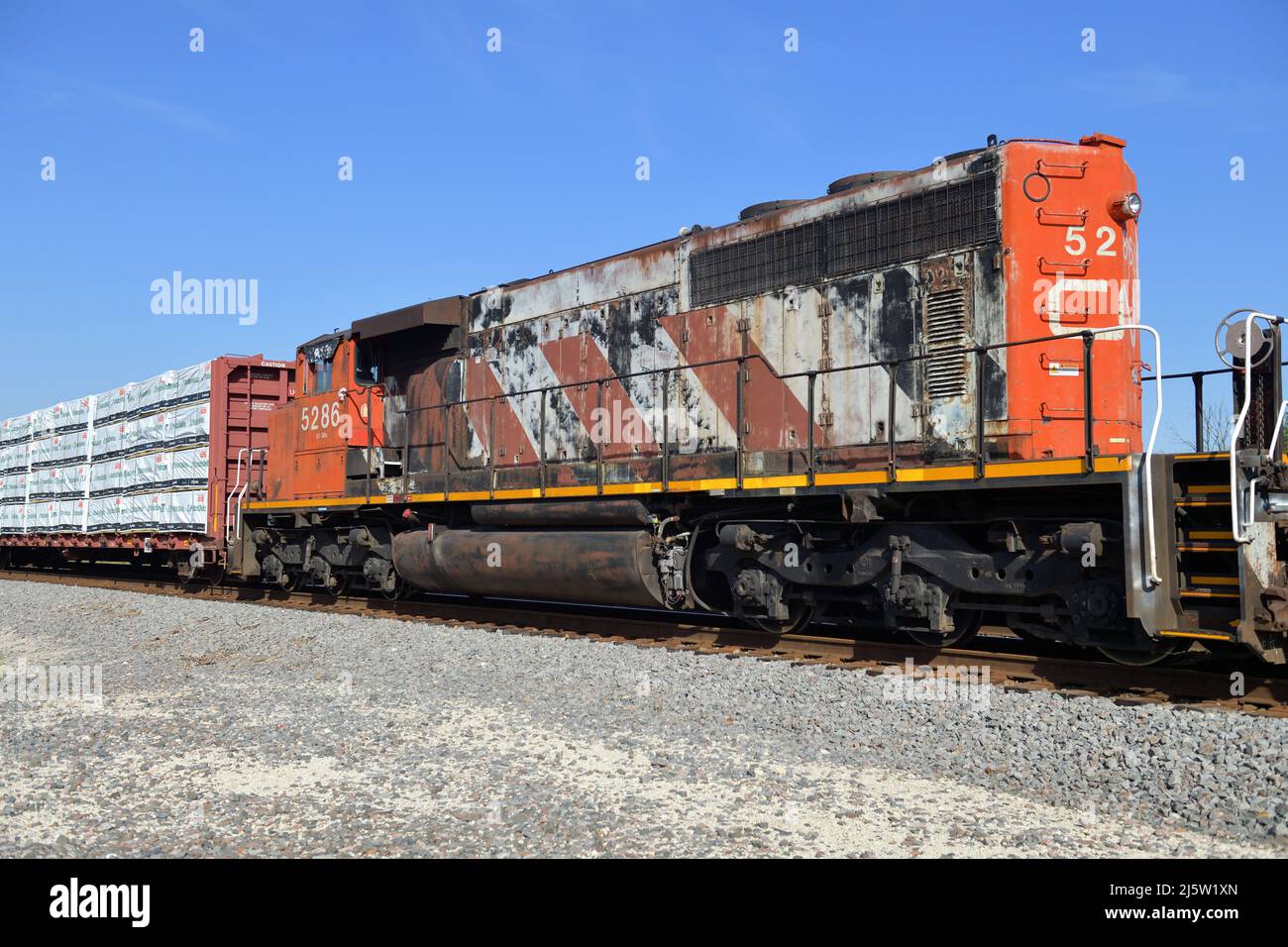 Hoffman Estates, Illinois, USA. Die Lokomotiven der Canadian National Railway führen einen Güterzug durch einen ländlichen Abschnitt im Nordosten von Illinois. Stockfoto