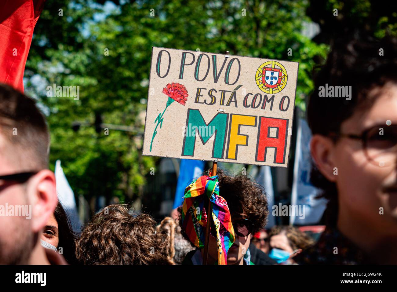 Porto, Portugal. 25. April 2022. Ein Schild mit der Aufschrift „die Menschen stehen mit MFA (Armed Forces Movement)“ wurde während der Parade hoch gehalten. Die Parade vom 25.. April feiert die Nelkenrevolution, die 1974 stattfand. In Porto organisierten zivile Bewegungen eine Parade, die vor der inzwischen ausgestorbenen PIDE (politische Polizei) begann und direkt im Herzen der Stadt in der Avenida dos Aliados (Allies Avenue) endete. (Foto von Teresa Nunes/SOPA Images/Sipa USA) Quelle: SIPA USA/Alamy Live News Stockfoto