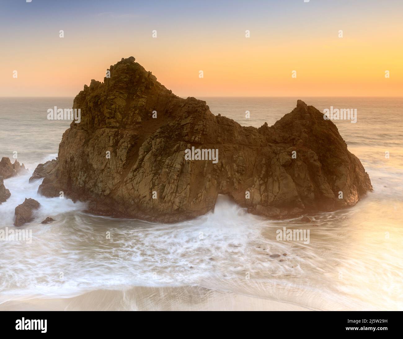 Sonnenuntergang über dem Pfeiffer Beach Keyhole Rock. Big Sur, Monterey County, Kalifornien, USA. Stockfoto