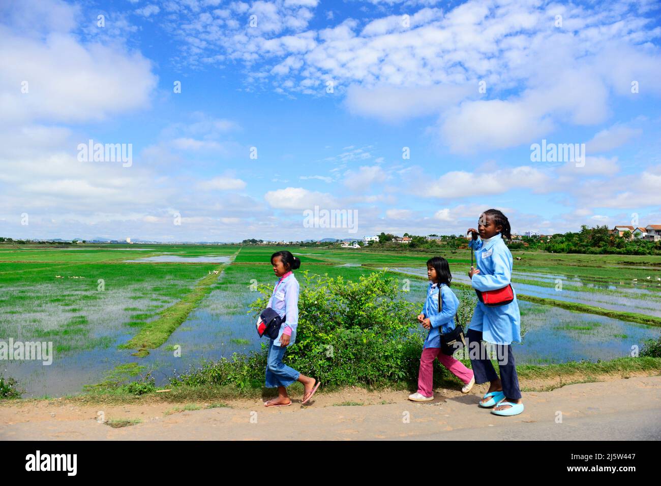 Madagassische Schulkinder, die zu ihren Häusern gehen. Das Foto wurde im Ambohimanga Bezirk in der Nähe von Antananarivo, Madagaskar, aufgenommen. Stockfoto