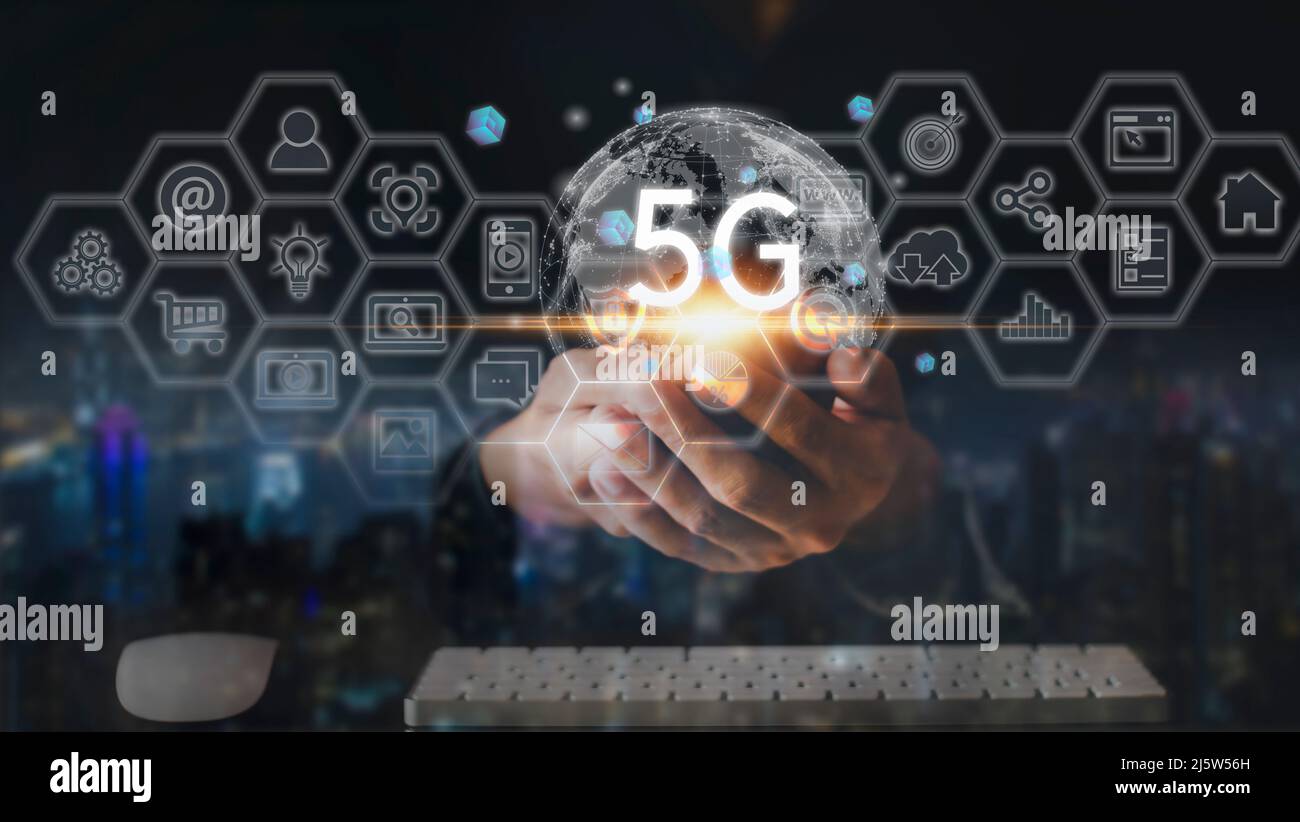 Hand of Business man.Global Network Connection 5G mit Icon-Konzept, Technologie Netzwerk drahtlose Systeme und Internet der Dinge, neue Technologien comi Stockfoto