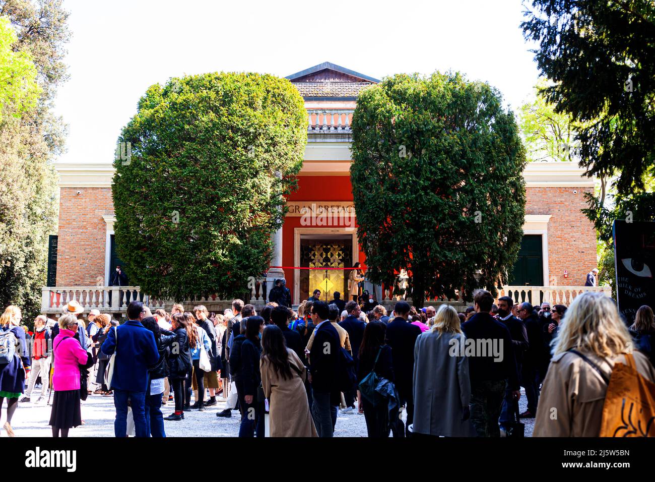 VENEDIG, ITALIEN - 20. April: Besucher des Britischen Pavillons auf der Internationalen Kunstausstellung 59. der Biennale Venedig am 20. April 2022 Stockfoto