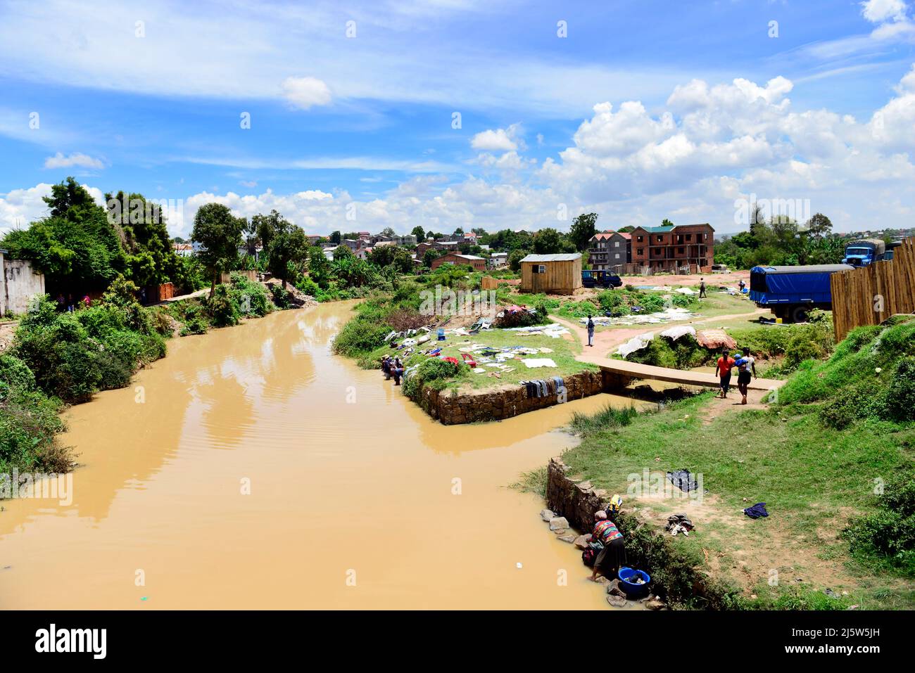 Madagassische Frauen waschen im Fluss Kleidung. Central Highlands, Madagaskar. Stockfoto