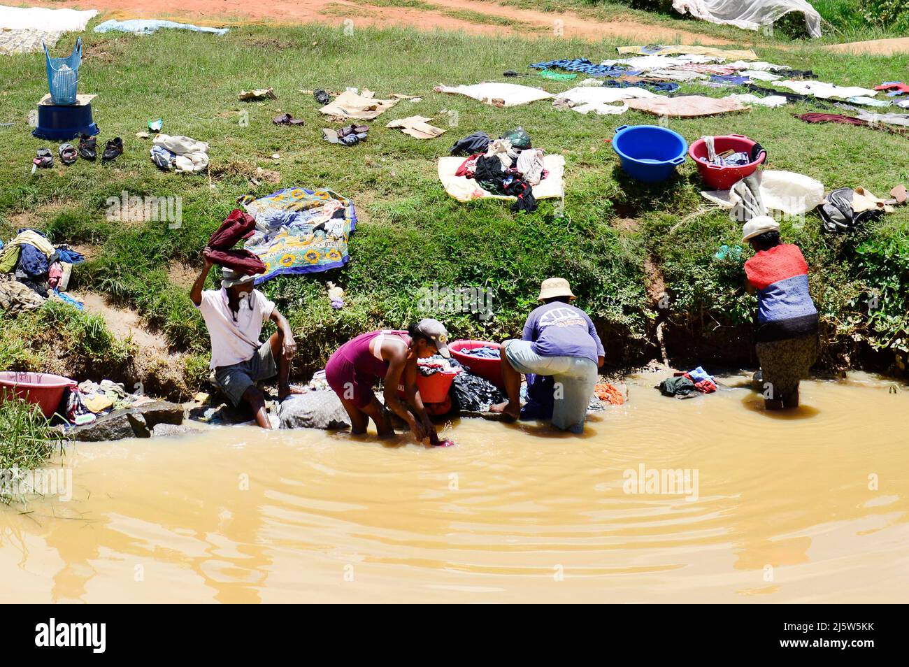 Madagassische Frauen waschen im Fluss Kleidung. Central Highlands, Madagaskar. Stockfoto