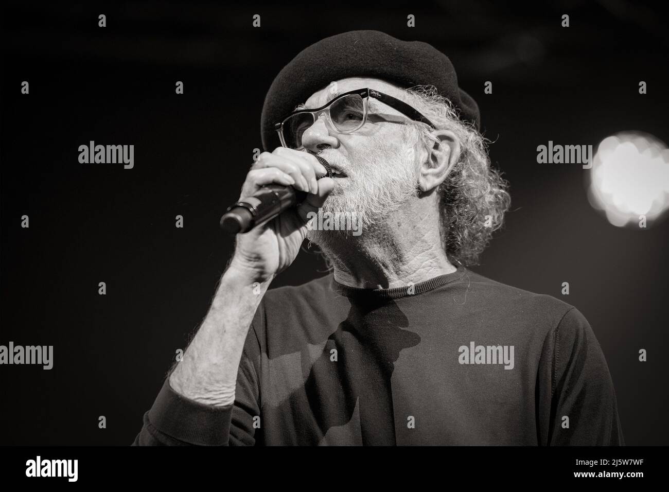 23. April 2022, Napoli, NA, Italien: Live-Konzert in der Palapartenpe in Neapel von Fracncesco de Gregori, Cantaute Italiano wurde am 4. April 1951 in Rom geboren. Unter den wichtigsten italienischen Singer-Songwritern aller Zeiten [1] treffen in seinen Liedern musikalisch auf verschiedene Klänge, vom Rock bis zum Songwriting , mit manchmal auch Bezügen zur populären Musik, während in den Texten eine breite Anwendung von Synästhesie und Metapher, oft nicht unmittelbare Interpretation, besteht, Mit Passagen intimistischer, literarisch-poetischer und ethisch-politischer Inspiration, in denen sich auf aktuelle Ereignisse und Geschichte bezieht. (Bild: © Stockfoto