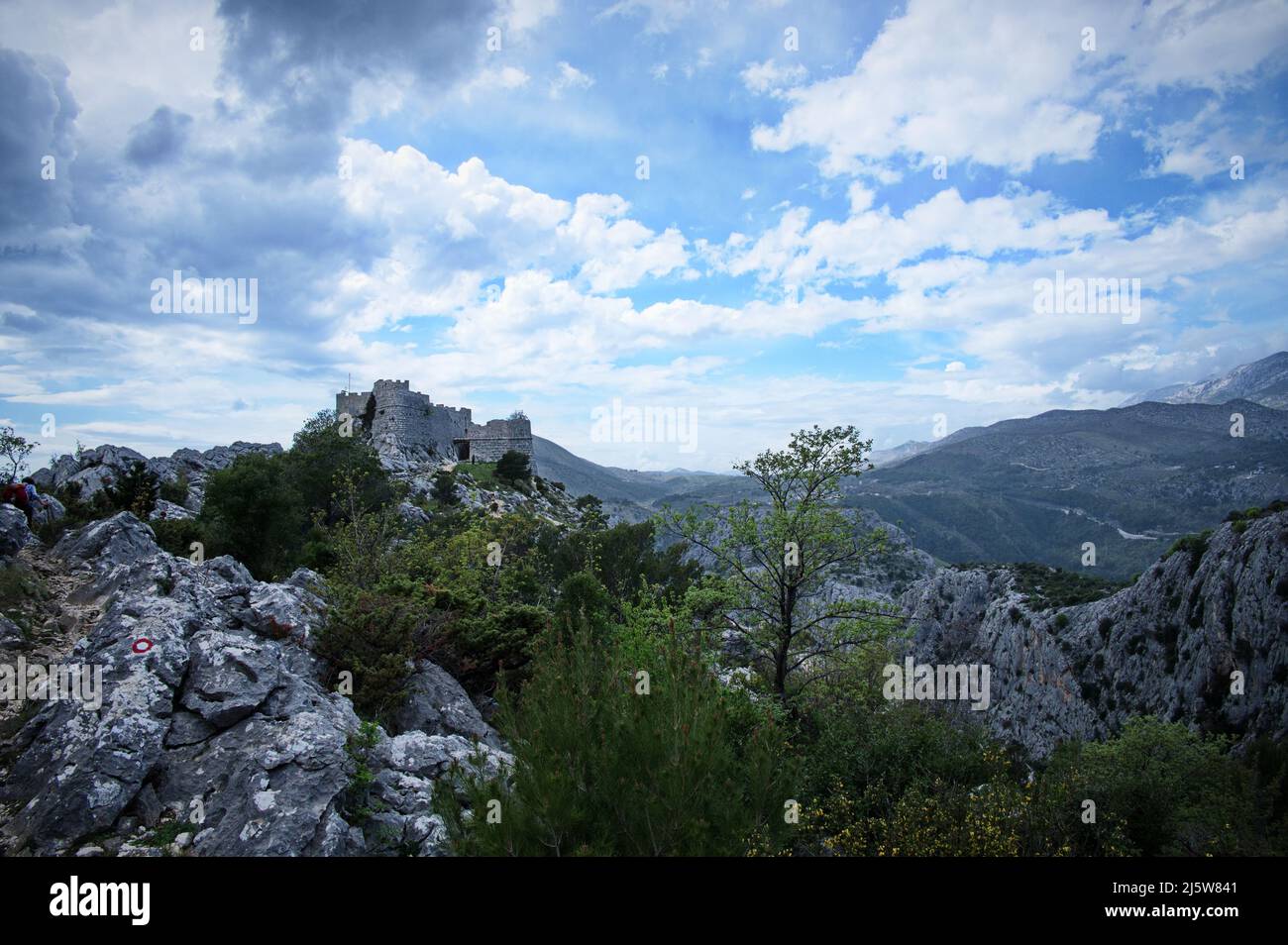 Mittelalterliche Festung auf dem Gipfel des felsigen Berges in Kroatien Stockfoto