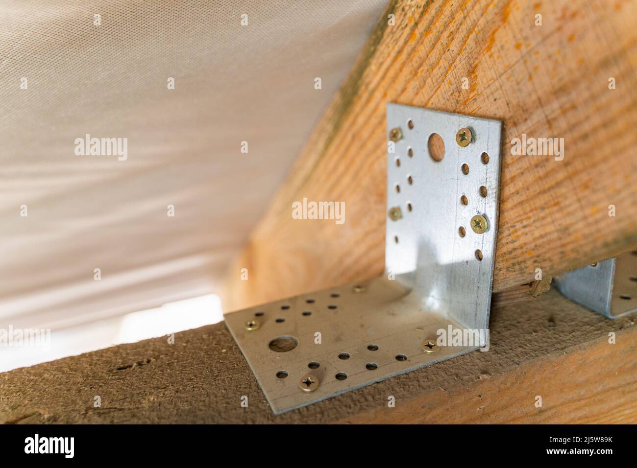 Stahlverstärkte Ecke. Befestigen der Dachsparren an der unteren Nahaufnahme Stockfoto