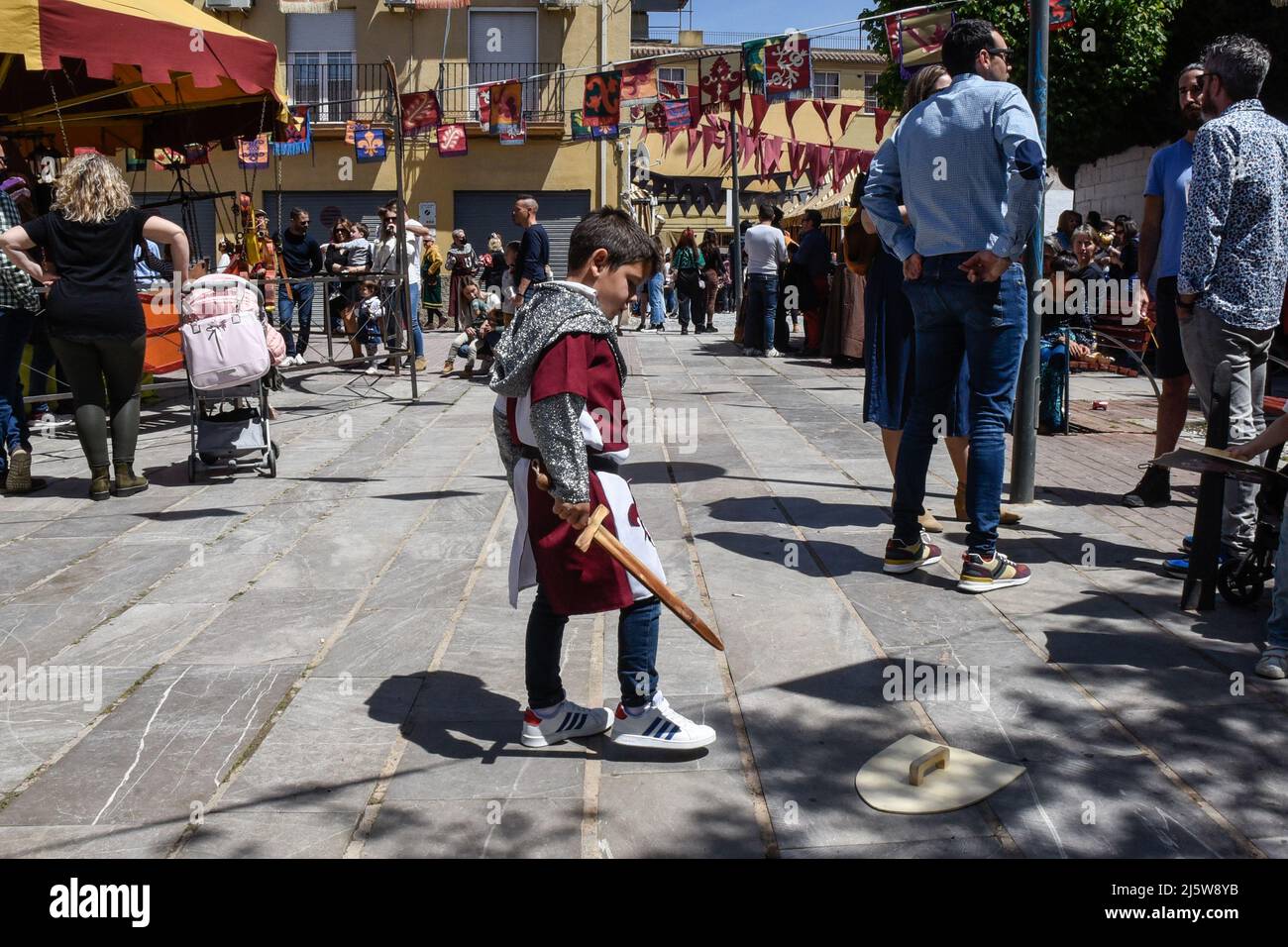 Santa Fe, Granada, Spanien. 24. April 2022. Feier zum 530.. Jahrestag der Unterzeichnung der Hauptstädte von Santa Fe am 17. April 1492. Die katholischen Könige stimmten zu, die Reise zu bezahlen, durch die Christoph Kolumbus Amerika entdeckt. (Bild: © José M Baldomero/Pacific Press via ZUMA Press Wire) Stockfoto