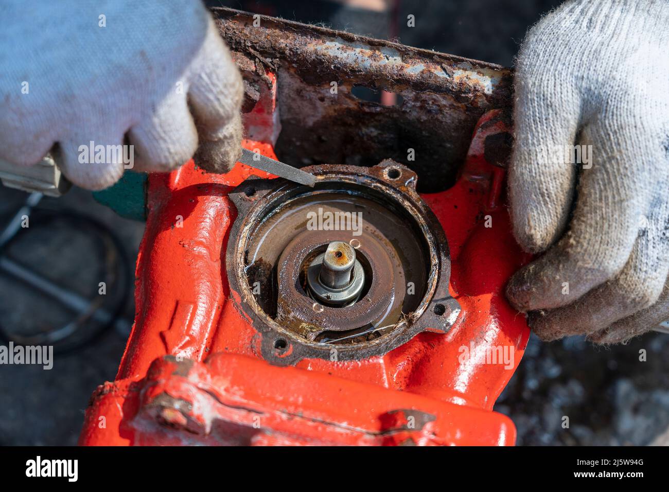 Mann Arbeiter Reparatur Motor mit seinen Händen, Nahaufnahme Stockfoto