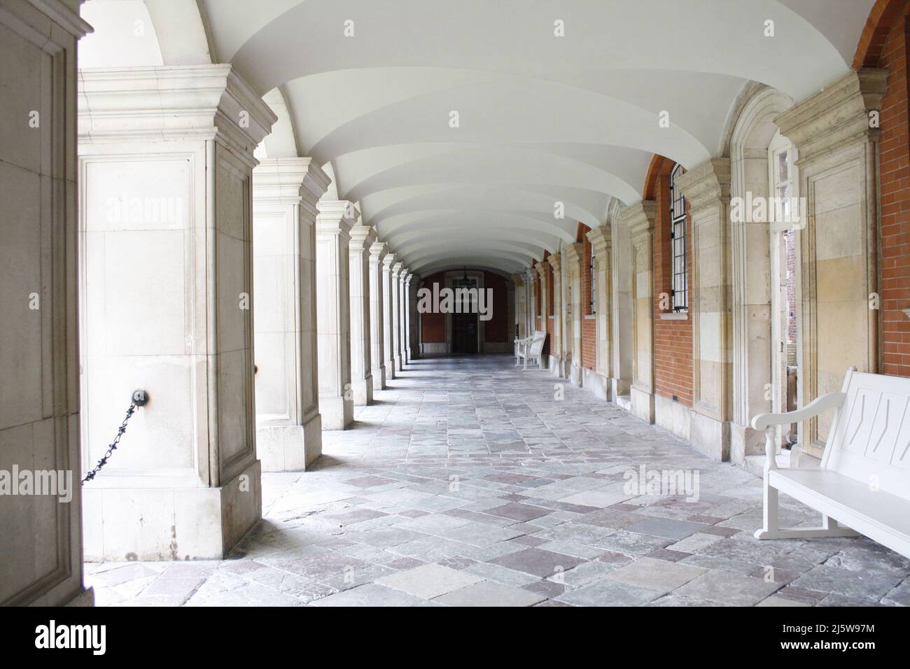 Der gewölbte Korridor neben einem offenen Innenhof. Stockfoto