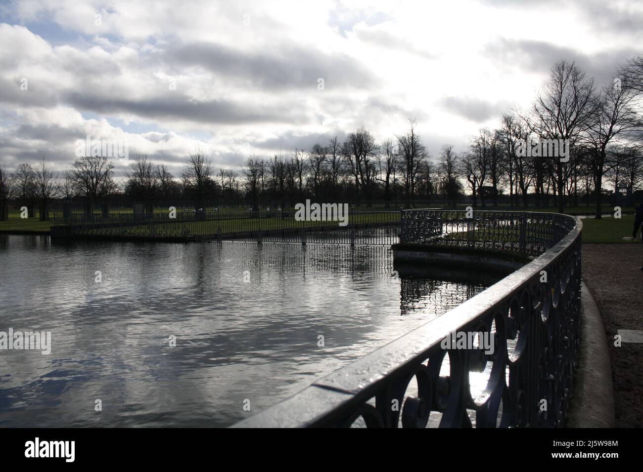 Die Landschaft wird durch die Nachmittagssonne geschildet. Stockfoto