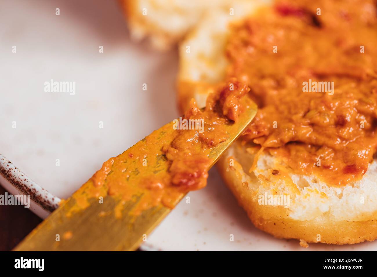 Spread genannt Ajvar aus roten Paprika und Auberginen, Rezepturherstellung und Zubereitung Stockfoto