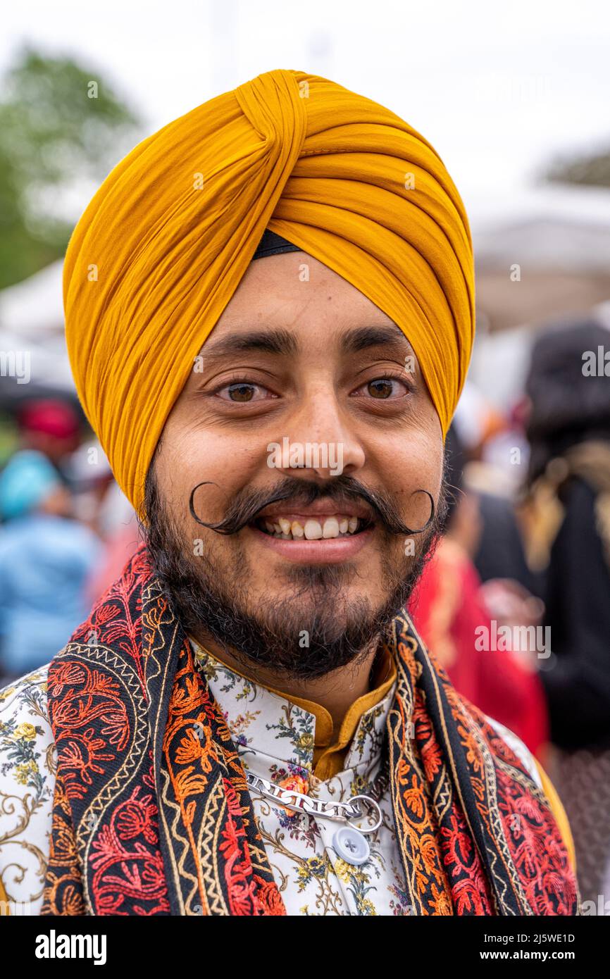 CREMONA, ITALIEN - 2022. APRIL: Junger Mann der Sikh-Monotheismus-Religion in Prozession durch das Frühlingsfest Vaisakhi in Cremona. Das Sikh Festiva Stockfoto
