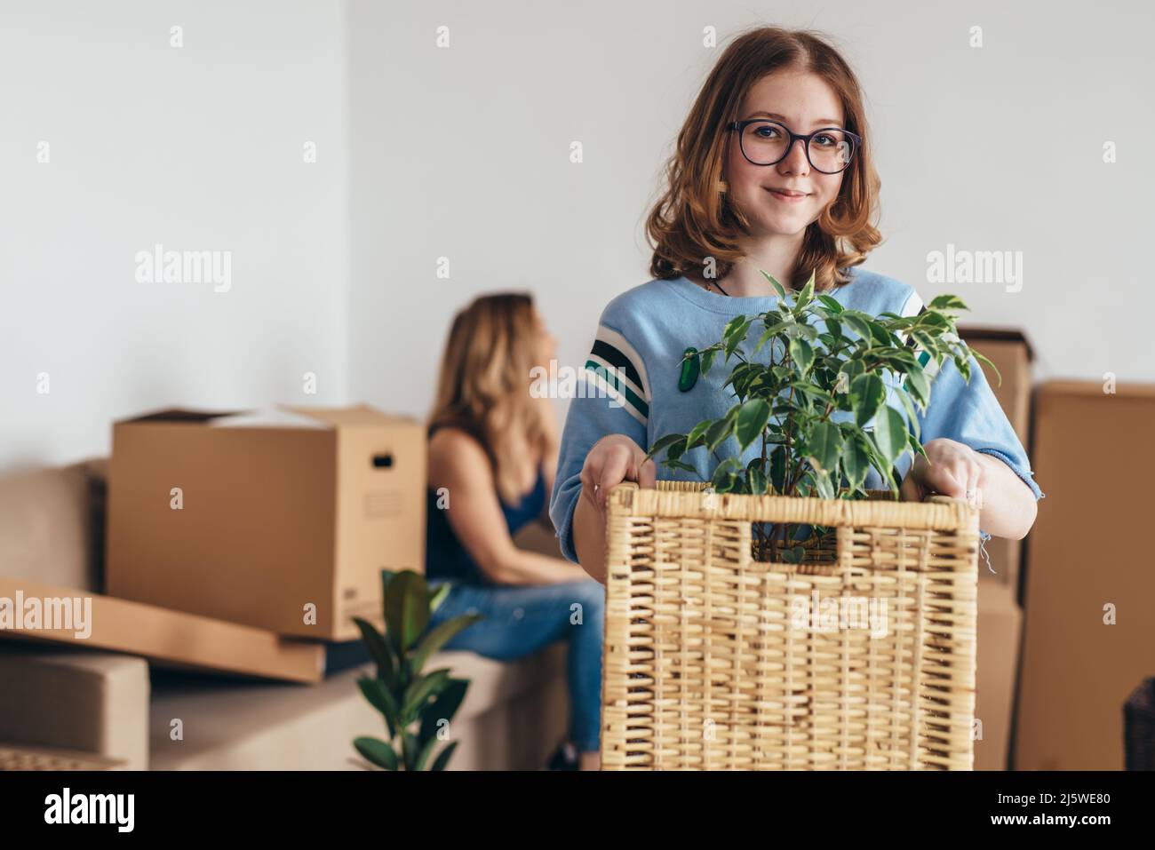 Familie packt Pappkartons in neuem Zuhause aus. Stockfoto
