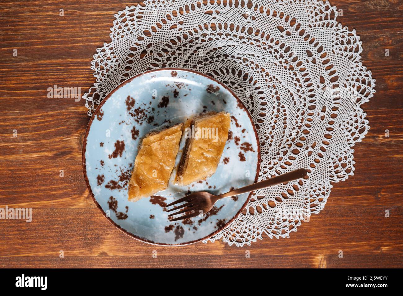 Türkisches oder bosnisches Dessert namens Baklava mit auf einem Holzbrett. Beliebtes Dessert für Ramadan und Eid Mubarak Stockfoto