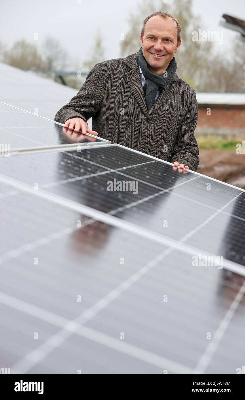 25. April 2022, Sachsen, Zwickau: Wolfram Günther (die Grünen), Sachsens Energie- und Klimaschutzminister, steht in einem neuen Solarpark. Die Enerparc AG betreibt den sechs Hektar großen Solarpark Mosel und wird in den nächsten 20 Jahren jährlich 5,5 Millionen kWh Solarenergie für die Produktion der vollelektrischen Volkswagen-Modelle aus Zwickau liefern. Alle drei Volkswagen-Standorte in Sachsen werden bereits seit Ende 2017 mit Ökostrom aus Wasserkraft versorgt. Bisher kam dies jedoch aus Österreich. Zwickau ist nun der erste sächsische Standort, der Solarenergie für die Fahrzeugproduktion erhält Stockfoto