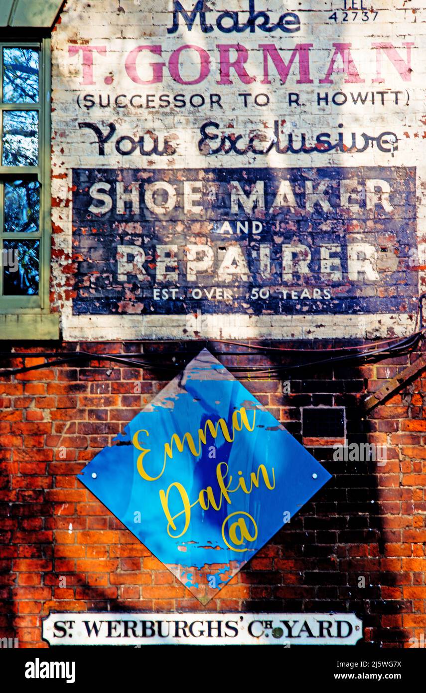 Old Shoe Repairer and Maker Werbung auf der Seite von Pub, Derby, Derbyshire, England Stockfoto