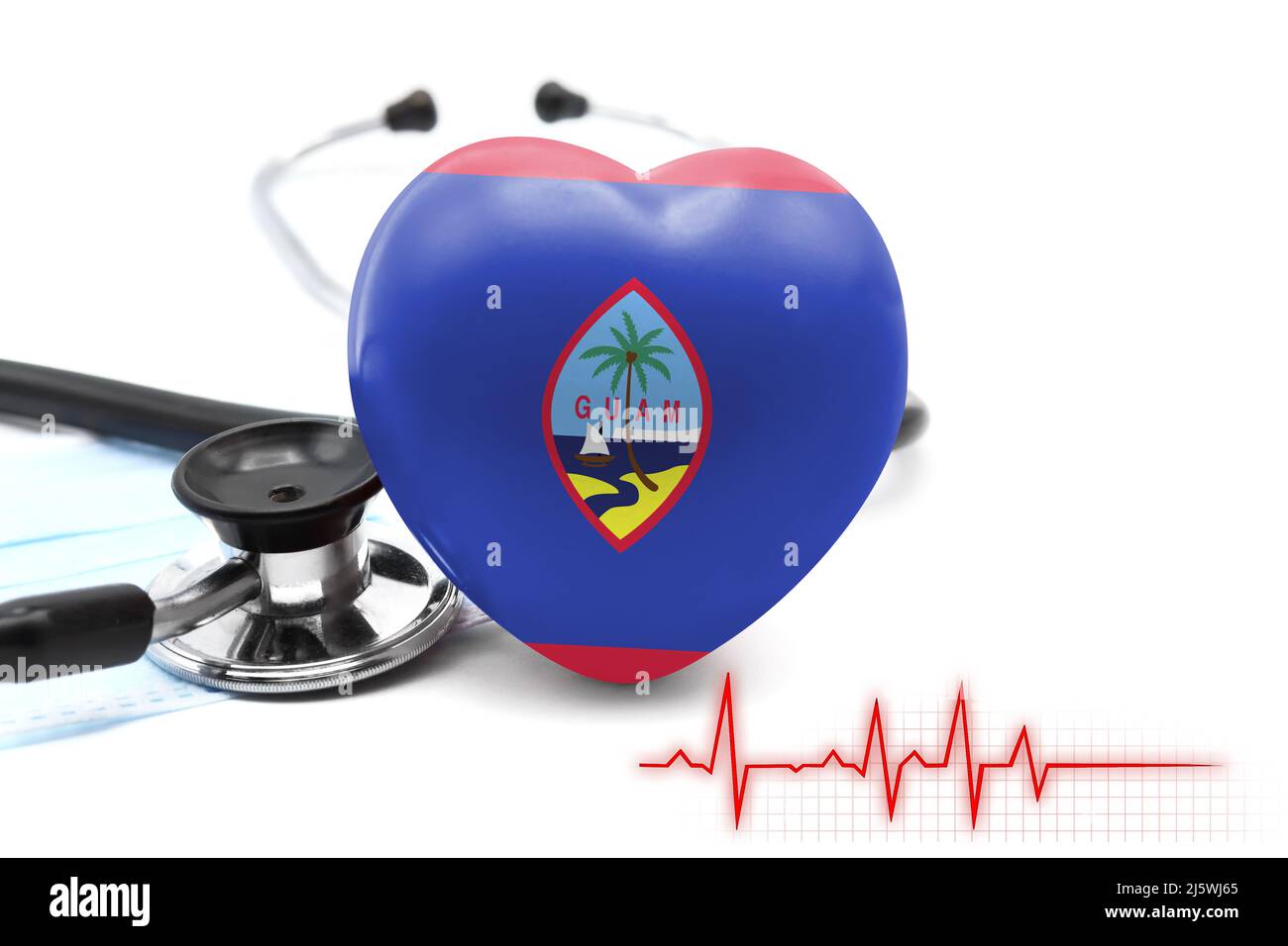 Flagge Guams in Form eines Herzens neben einem Stethoskop, dem Konzept des Weltgesundheitssystems Stockfoto