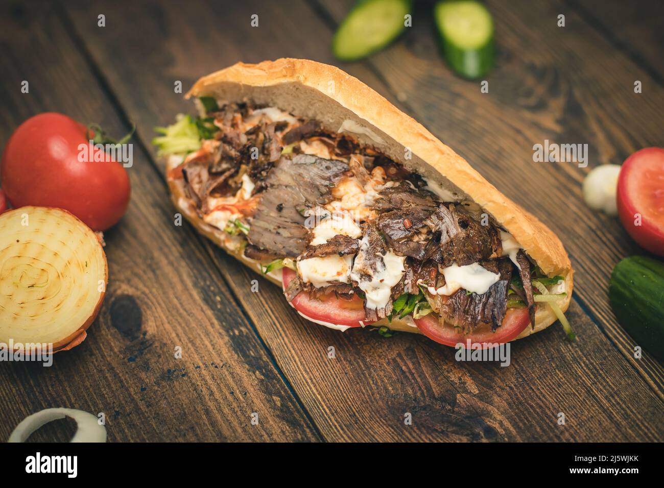 Shawarma oder Döner mit Joghurt, Tomaten und Kräutern in einem Brötchen ...