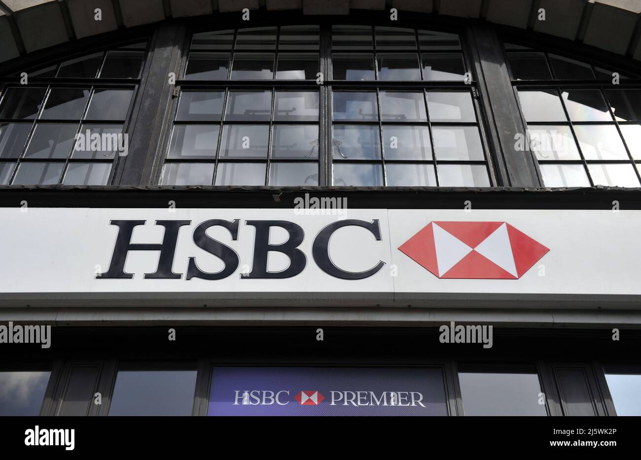 Foto vom 03/08/09 einer HSBC-Niederlassung in London, als die Bank die Gewinne im ersten Quartal um mehr als ein Viertel einbügeln sah, nachdem sie die erwarteten Forderungsausfälle aufgrund des Ukraine-Krieges und der steigenden Inflation getroffen hatte. Ausgabedatum: Dienstag, 26. April 2022. Stockfoto