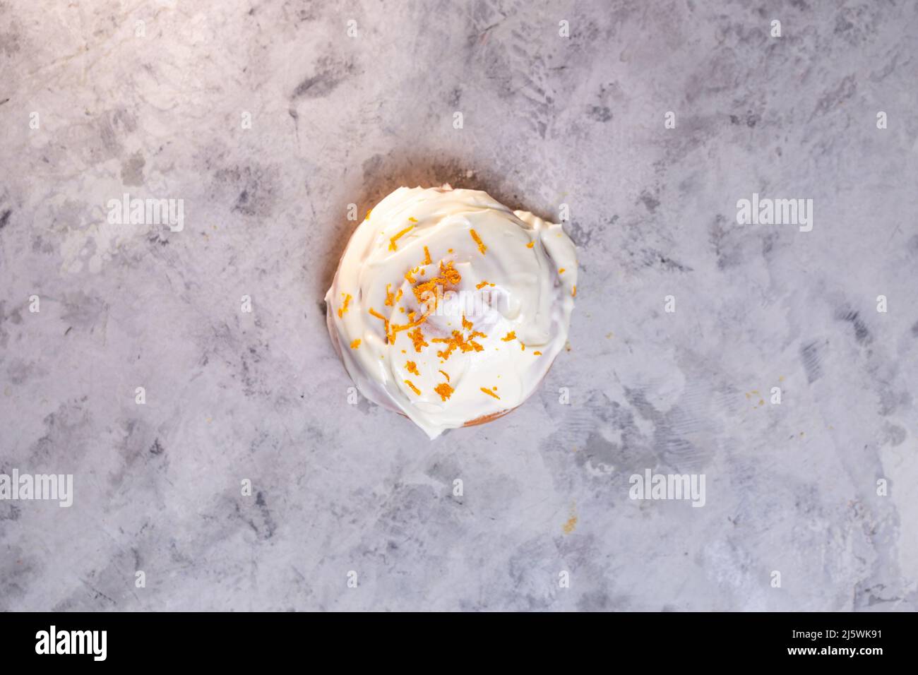 Köstliches Cinnabon-Brötchen mit Blick von oben. Frisches Gebäck. Stockfoto