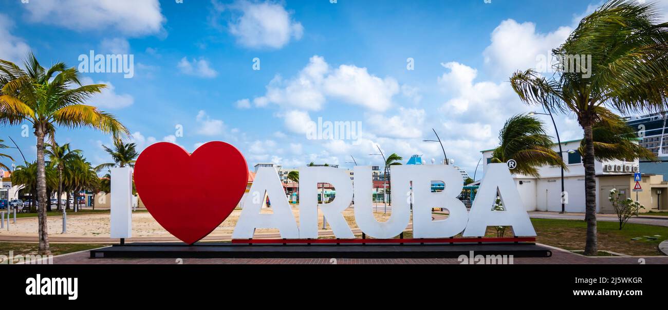 ORANJESTAD, ARUBA - 31. MÄRZ 2022: Ich liebe das Aruba-Schild am Kreuzfahrthafen in Oranjestad, Aruba Island. Stockfoto