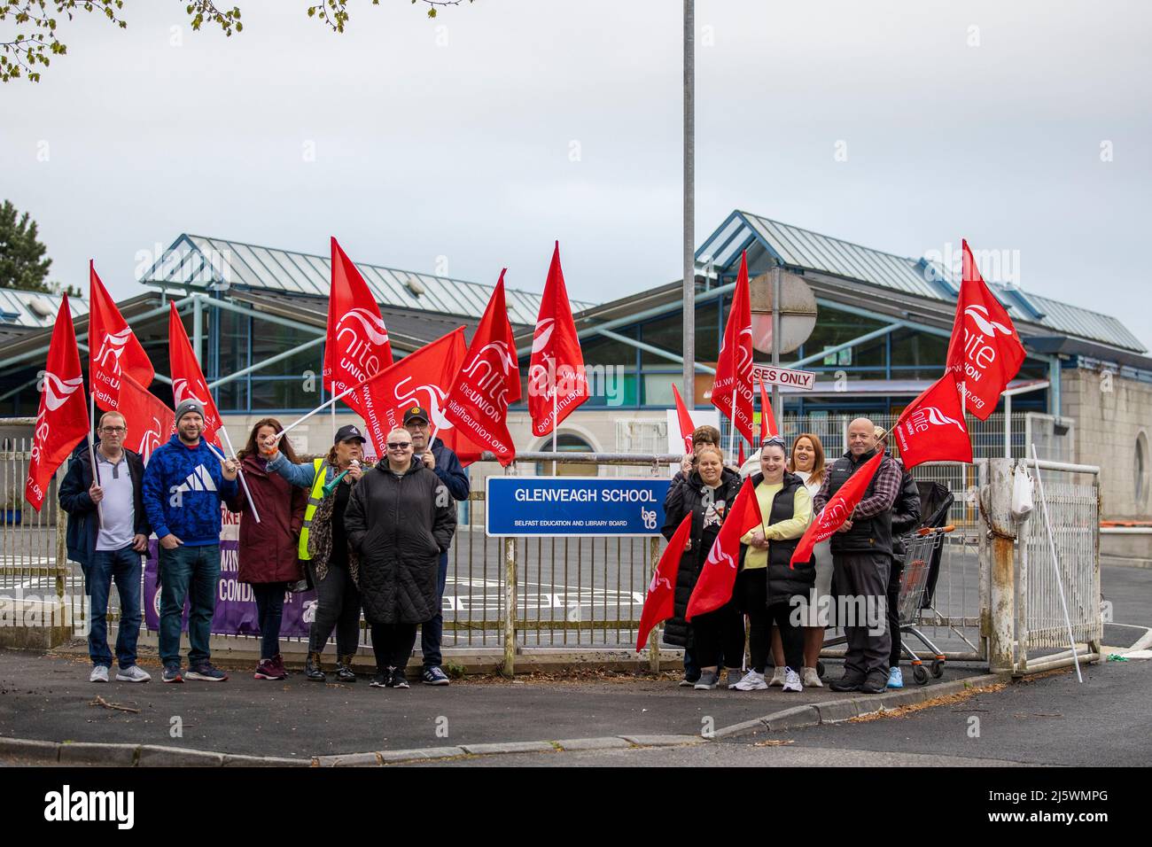 UNITE Union-Mitglieder streiken in der Glenveagh School, Belfast. Belfast. Stockfoto