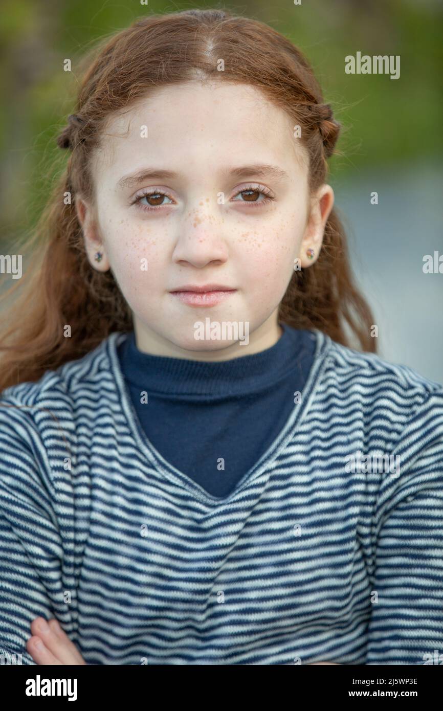 Schöne rothaarige Mädchen im Freien Stockfoto