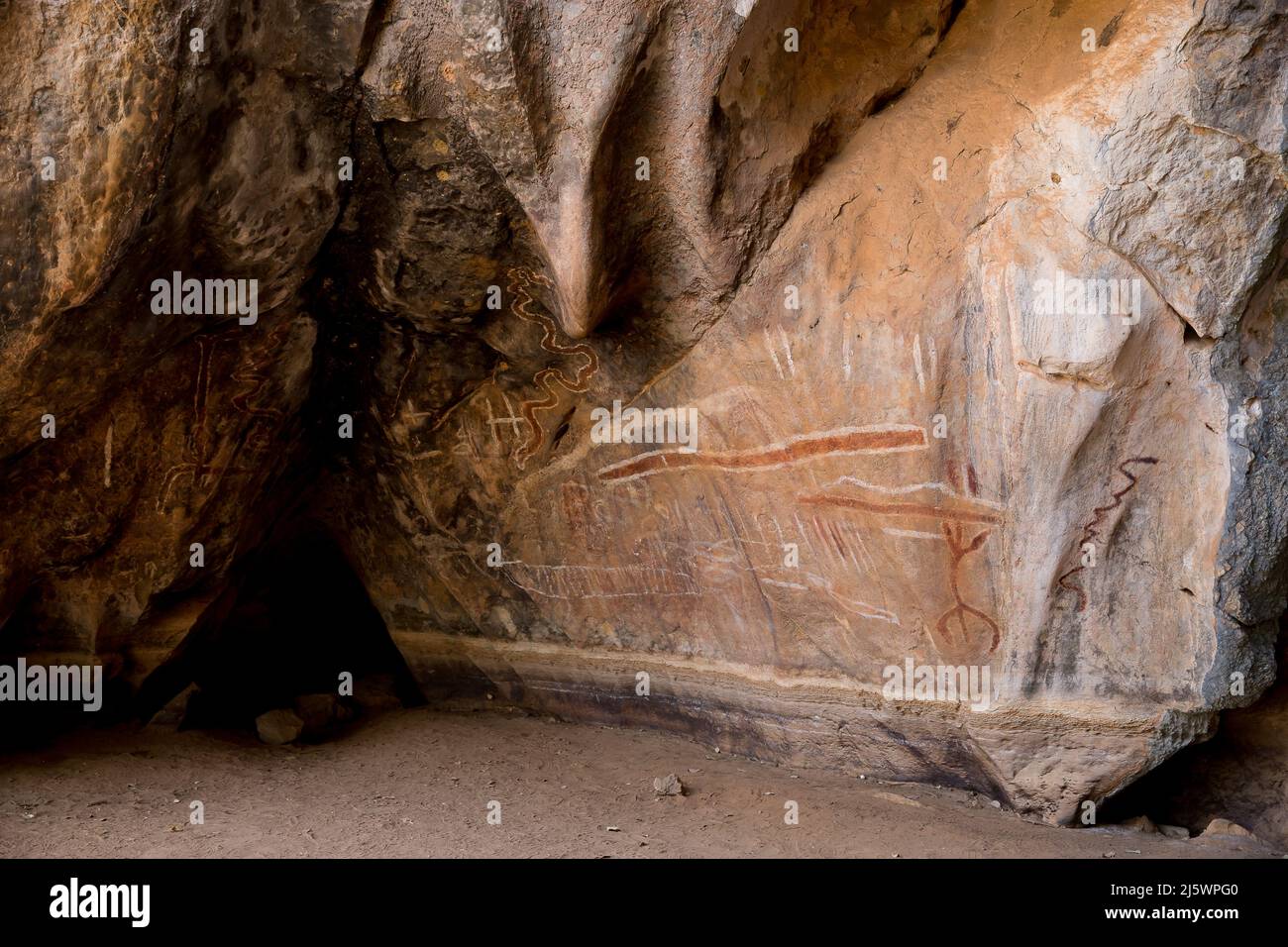 Uralte Felskunst der Aborigines im Chillagoe Mungana Nationalpark am Cape York im Westen von Queensland, Australien, mit einer Regenbogenschlange Stockfoto
