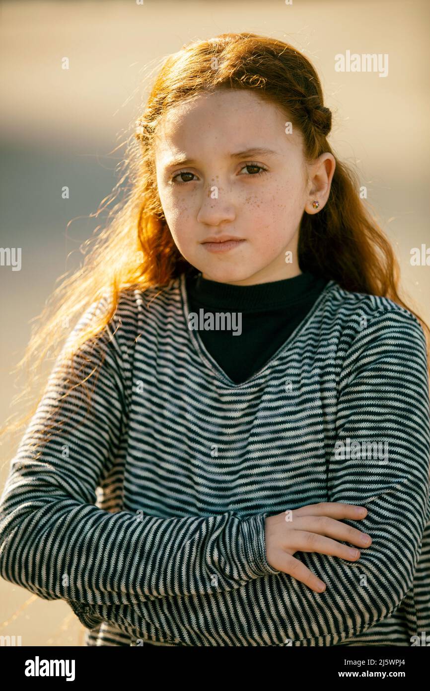 Schöne rothaarige Mädchen im Freien Stockfoto