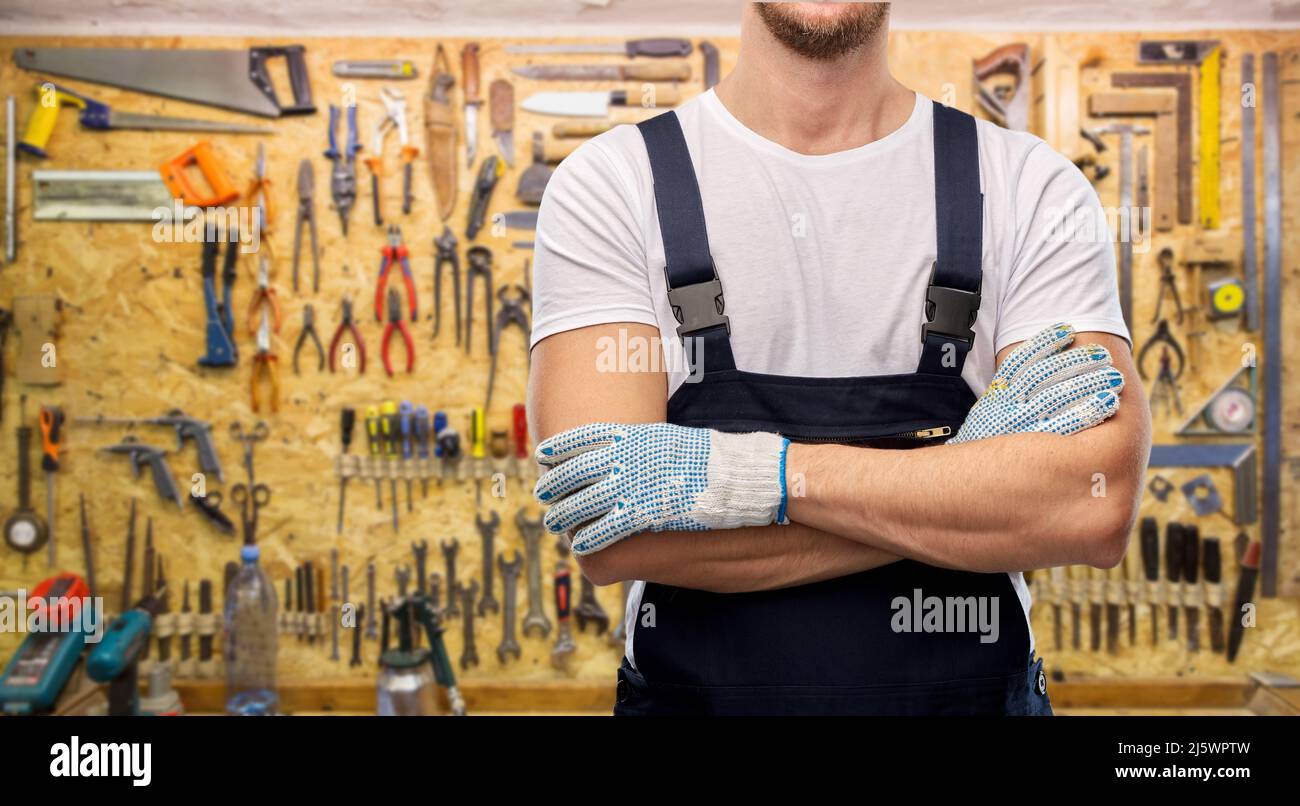 Nahaufnahme des männlichen Baumeisters im Overall und Handschuhe Stockfoto