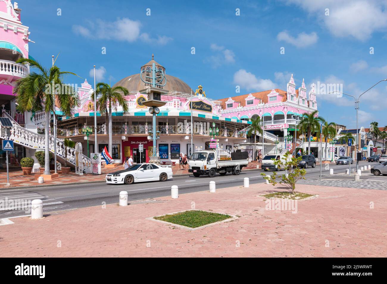 ORANJESTAD, ARUBA - 31. MÄRZ 2022: Straße mit Einkaufszentrum in Oranjestad, Aruba. Stockfoto