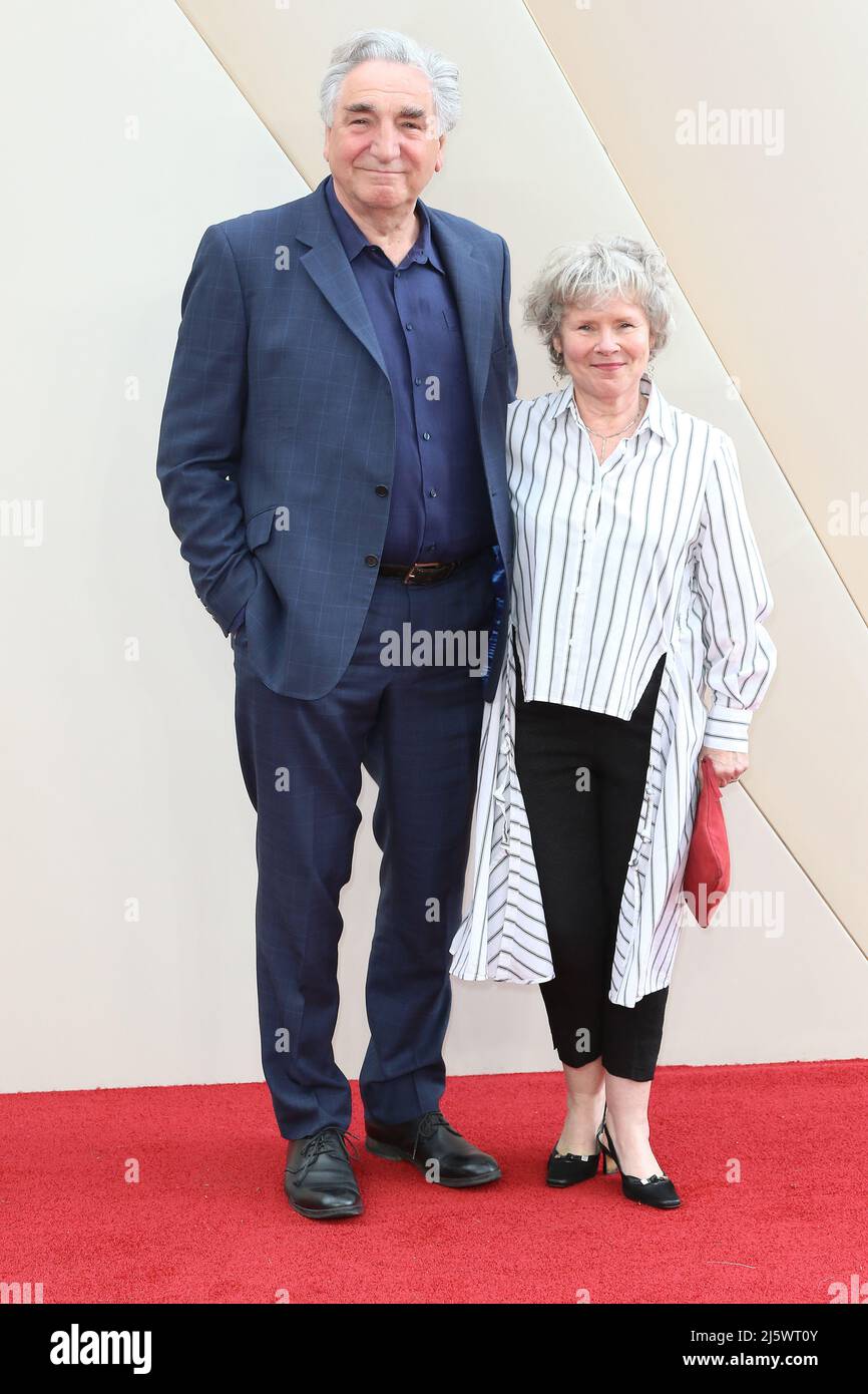 Jim Carter und Imelda Staunton, Downton Abbey: A New Era - Weltpremiere, Leicester Square, London, Großbritannien, 25. April 2022, Foto von Richard Goldschmidt Stockfoto