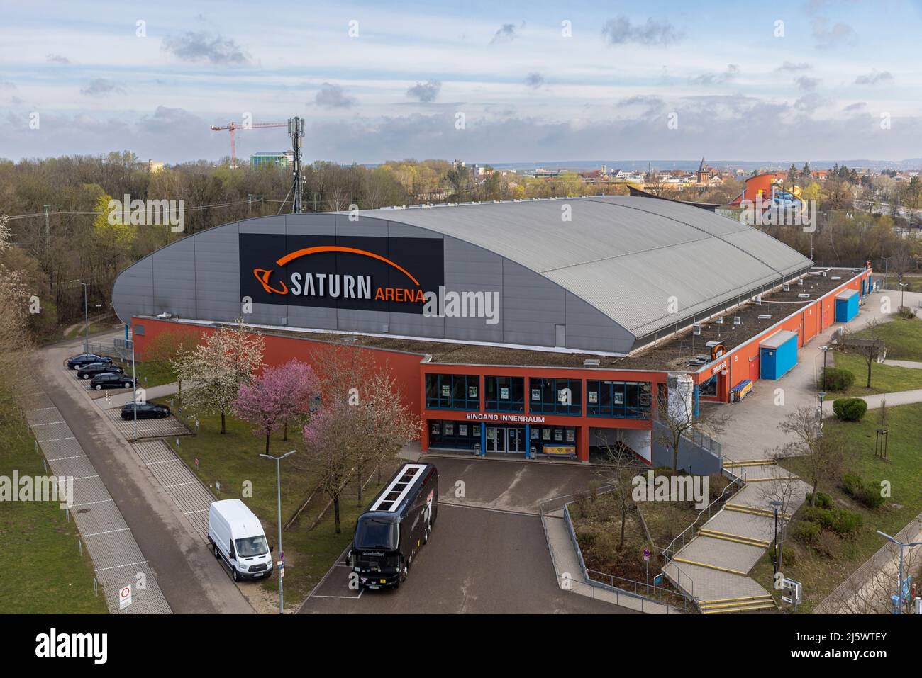 Saturn Arena in Ingolstadt an einem bewölkten Frühlingstag Stockfoto