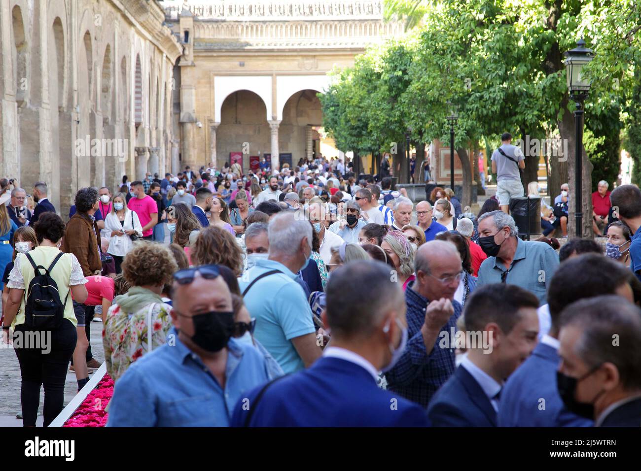 Mezquita in Córdoba Spanien.Post-covid Reisebild.einige Touristen, die mit einer Maske umherwandern. Stockfoto