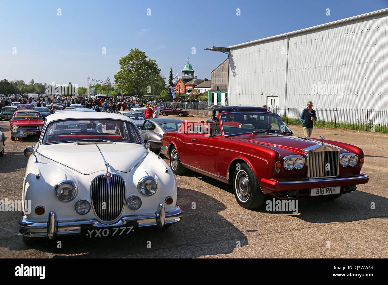 Jaguar Mk2 3,8 (1960) und Rolls-Royce Corniche (1984), British Marques Day, 24. April 2022, Brooklands Museum, Weybridge, Surrey, England, Großbritannien, Europa Stockfoto