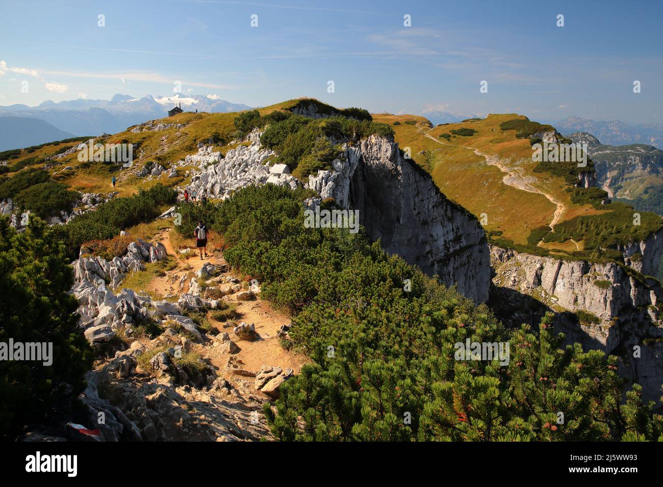 Panoramablick vom Wanderweg am Loser Berg, mit Dachsteingebirge im Hintergrund, Salzkammergut, Steiermark, Österreich, Europa Stockfoto