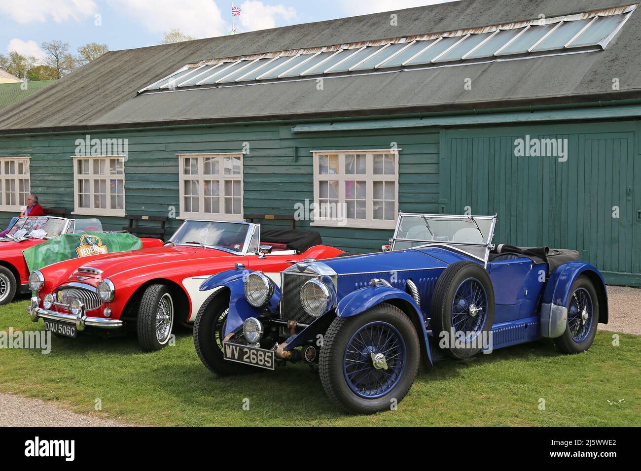 Austin-Healey 3000 MkIII (1965) und Invicta 4,5 S-Type (1934), British Marques Day, 24. April 2022, Brooklands Museum, Weybridge, Surrey, England, Großbritannien Stockfoto