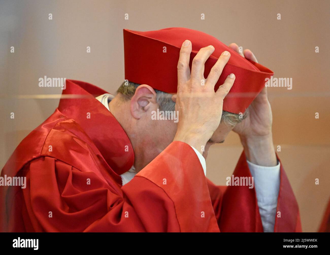 Karlsruhe, Deutschland. 26. April 2022. Stephan Harbarth, Vorsitzender des Ersten Senats und Präsident des Bundesverfassungsgerichts, gibt das Urteil zum bayerischen Verfassungsschutzgesetz bekannt. Das bayerische Verfassungsschutzgesetz sei nach dem Urteil teilweise verfassungswidrig. Quelle: Uli Deck/dpa/Alamy Live News Stockfoto