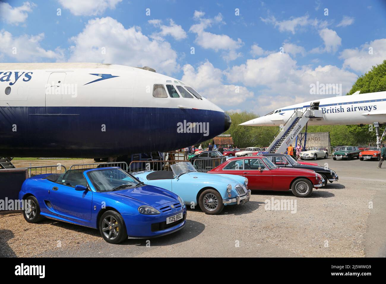 MGS Under Vickers VC10 und Concorde, British Marques Day, 24. April 2022, Brooklands Museum, Weybridge, Surrey, England, Großbritannien, Großbritannien, Europa Stockfoto