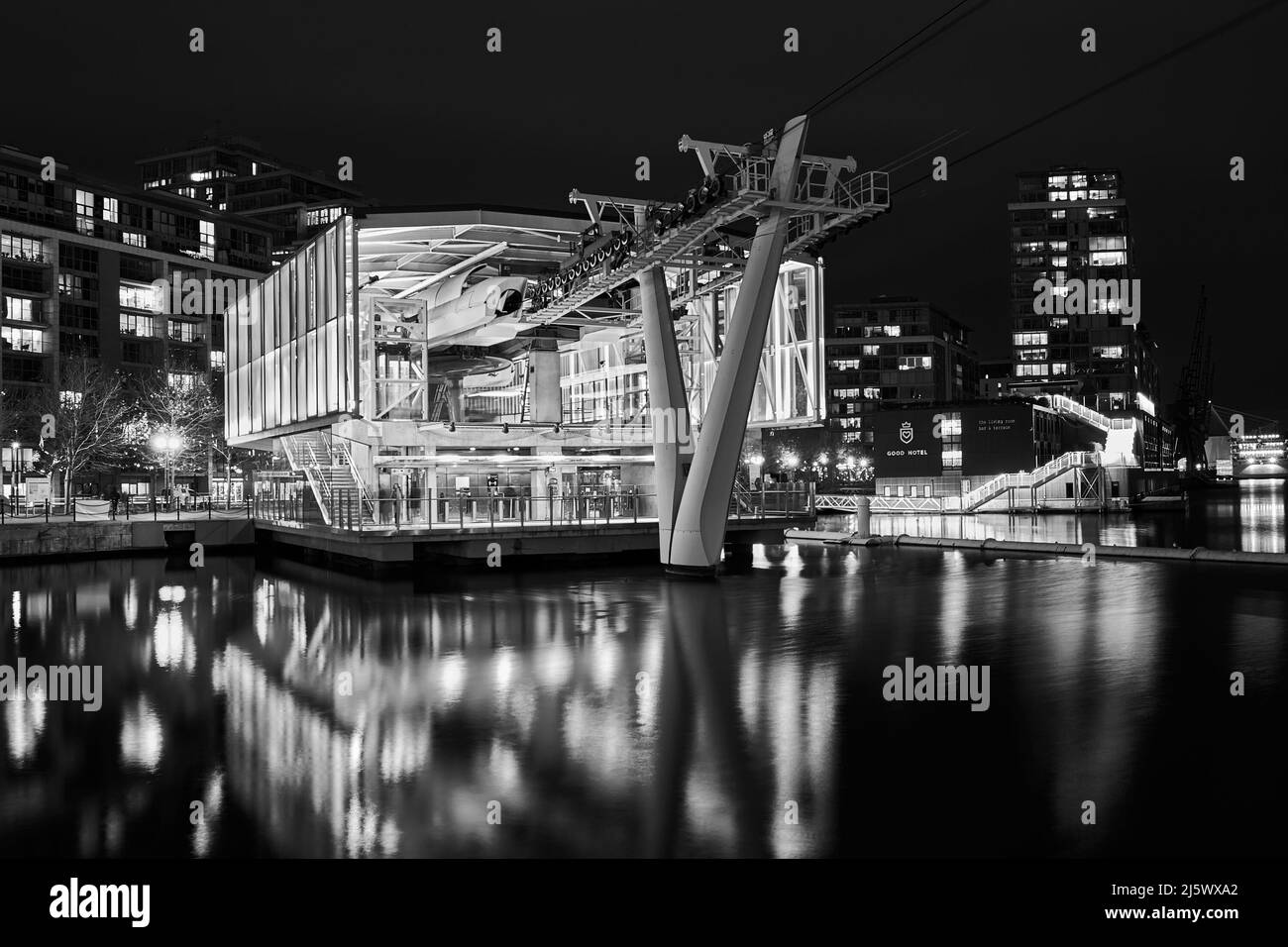 Emirates Cable Car Gondelstation bei Nacht, Royal Victoria Docks, Millennium Wharf, Themse, London, England Stockfoto