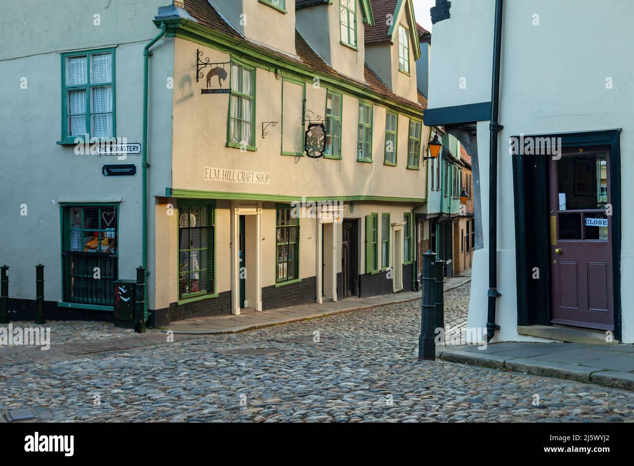 Frühlingsmorgen auf Elm Hill in Norwich, England. Stockfoto