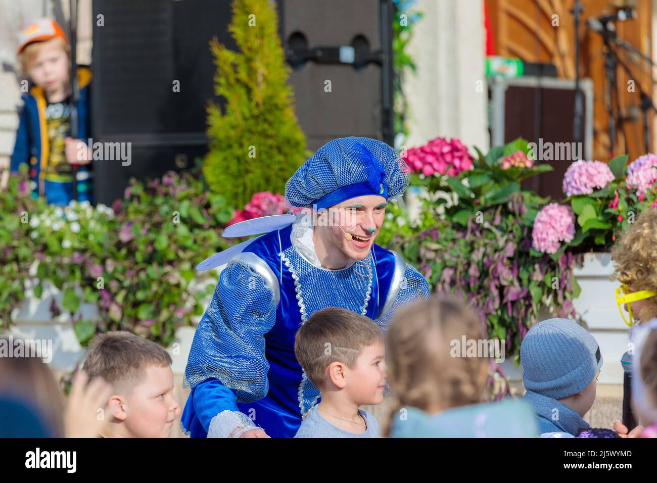 Ein Mann, der als Märchenheld verkleidet ist, unterhält Kinder auf einer Party. Moskau Russland 23. April 2022. Stockfoto