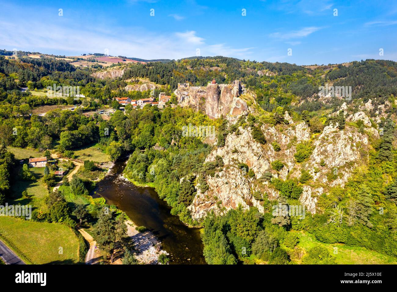 Arlempdes Dorf mit seinem Schloss auf einem Basaltfelsen in einer Mäanderkurve der Loire. Haute-Loire, Frankreich Stockfoto