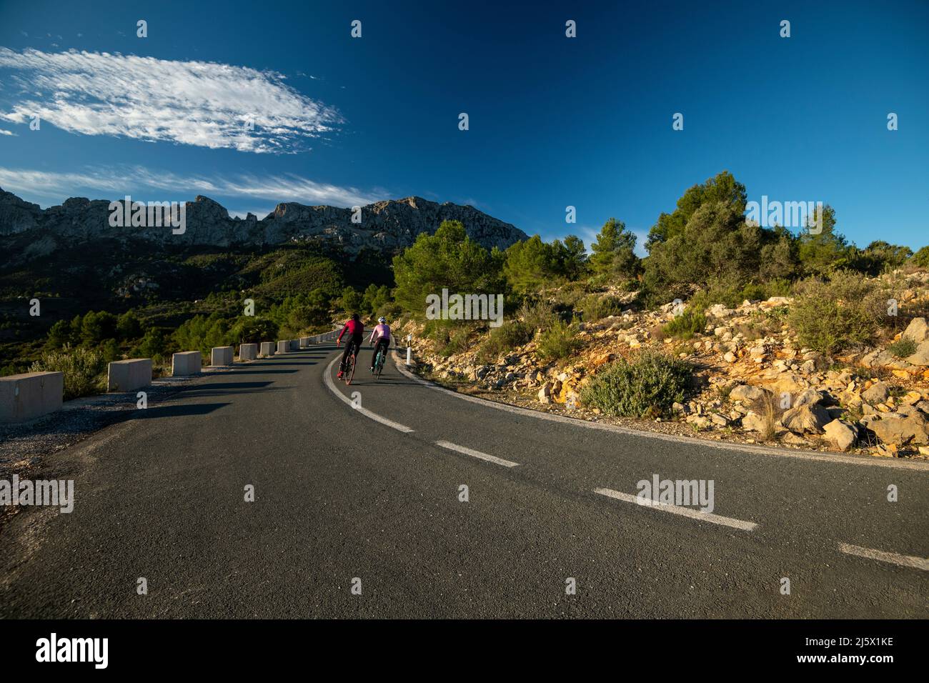 Die Hügel in und um Calpe Dorf mit Bernia Berg im Hintergrund, Bereich sehr beliebt bei Radfahrern, Costa Blanca, Alicante, Spanien Stockfoto