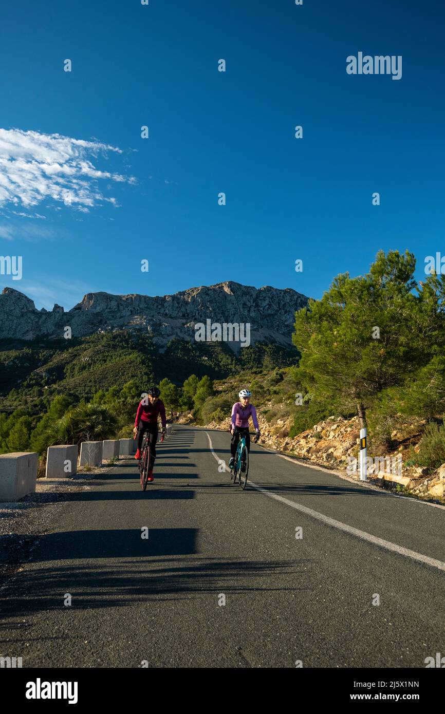Die Hügel in und um Calpe Dorf mit Bernia Berg im Hintergrund, Bereich sehr beliebt bei Radfahrern, Costa Blanca, Alicante, Spanien Stockfoto